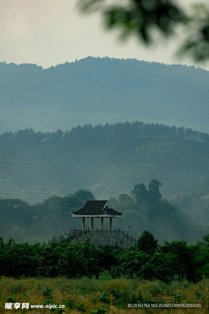山间小屋隐于葱茏绿意中