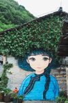 墙绘少女与山间美景