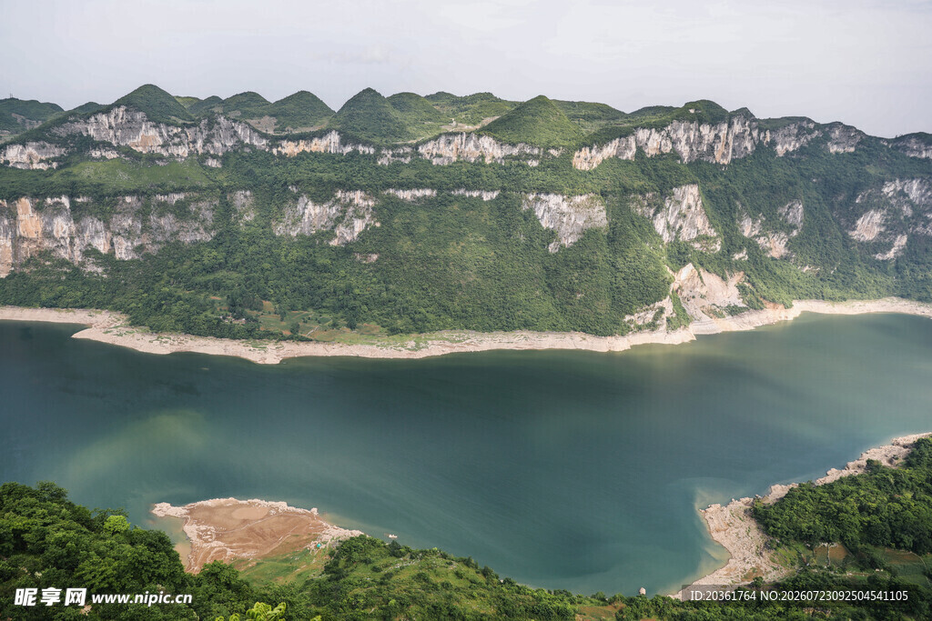 青山环绕的静谧湖泊