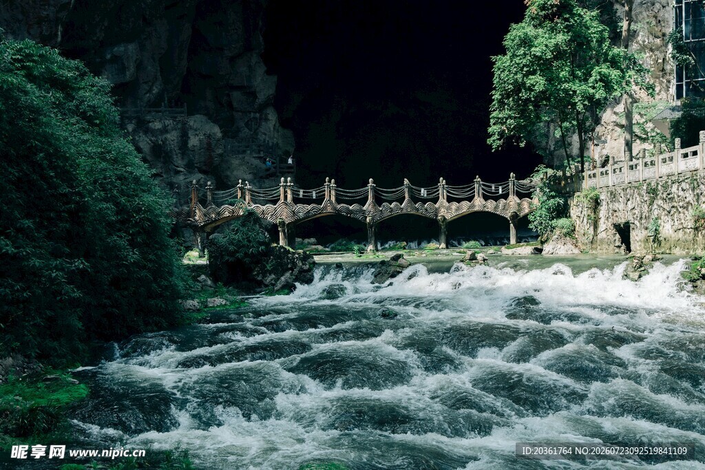 夜色中湍急河流上的桥