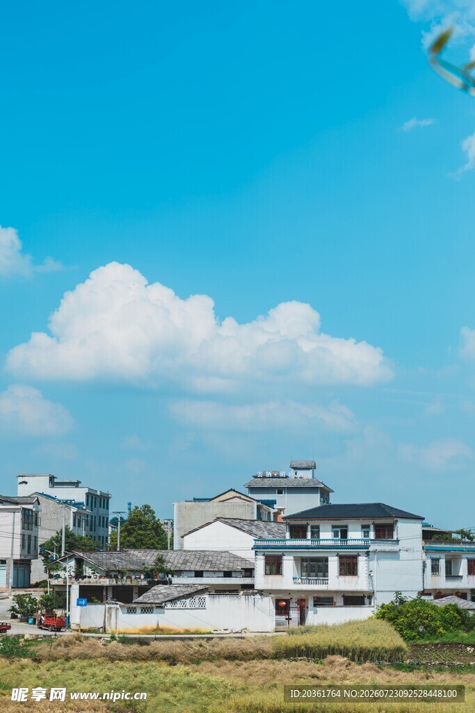 乡村白墙建筑蓝天白云景