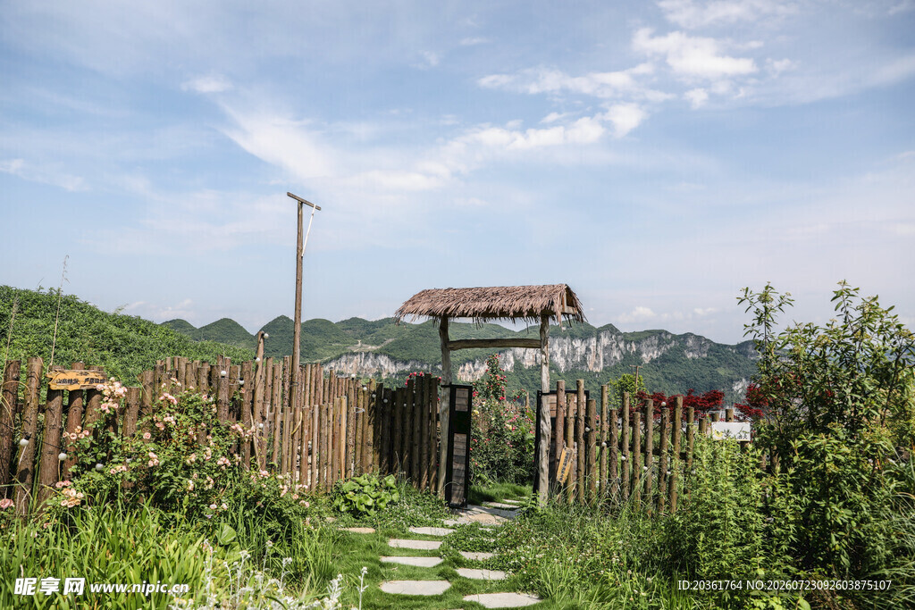 乡村小院入口处的自然景致