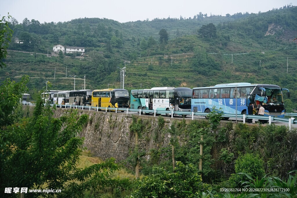 公路旁停靠的多辆长途客车