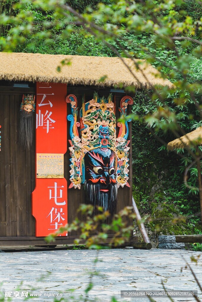 古建旁的精美传统门神画