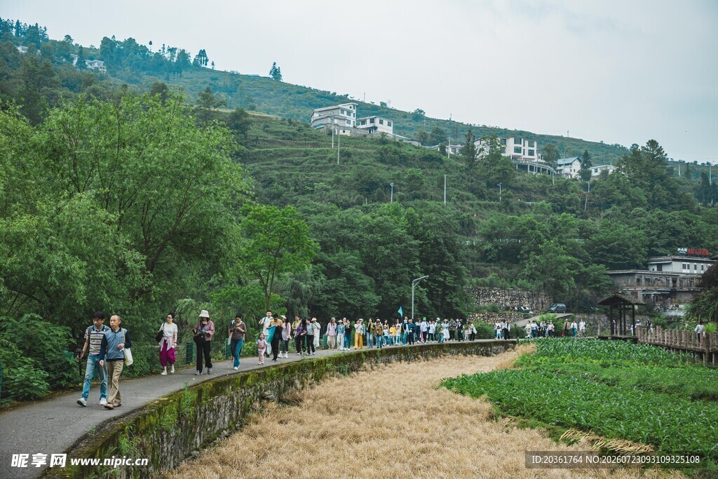 山间步道上的人群漫步