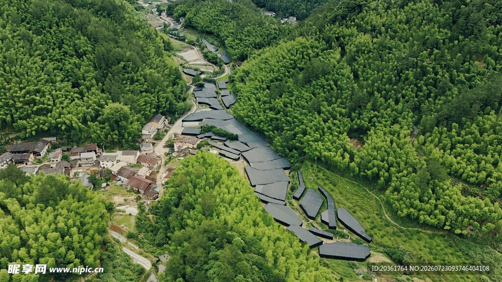 航拍山间蜿蜒河流美景