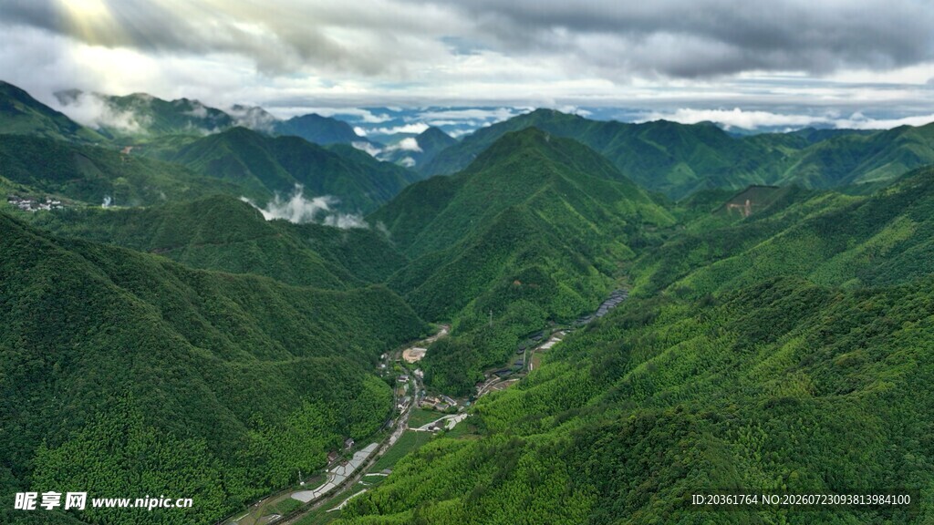 青山绿水间的山谷美景