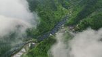云雾缭绕的山谷美景