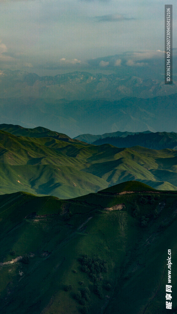 山峦叠翠间的壮阔景致