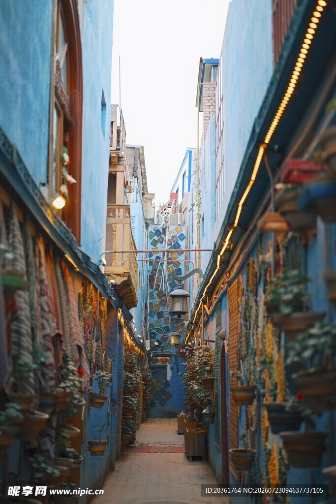 蓝色小巷中的多彩商铺