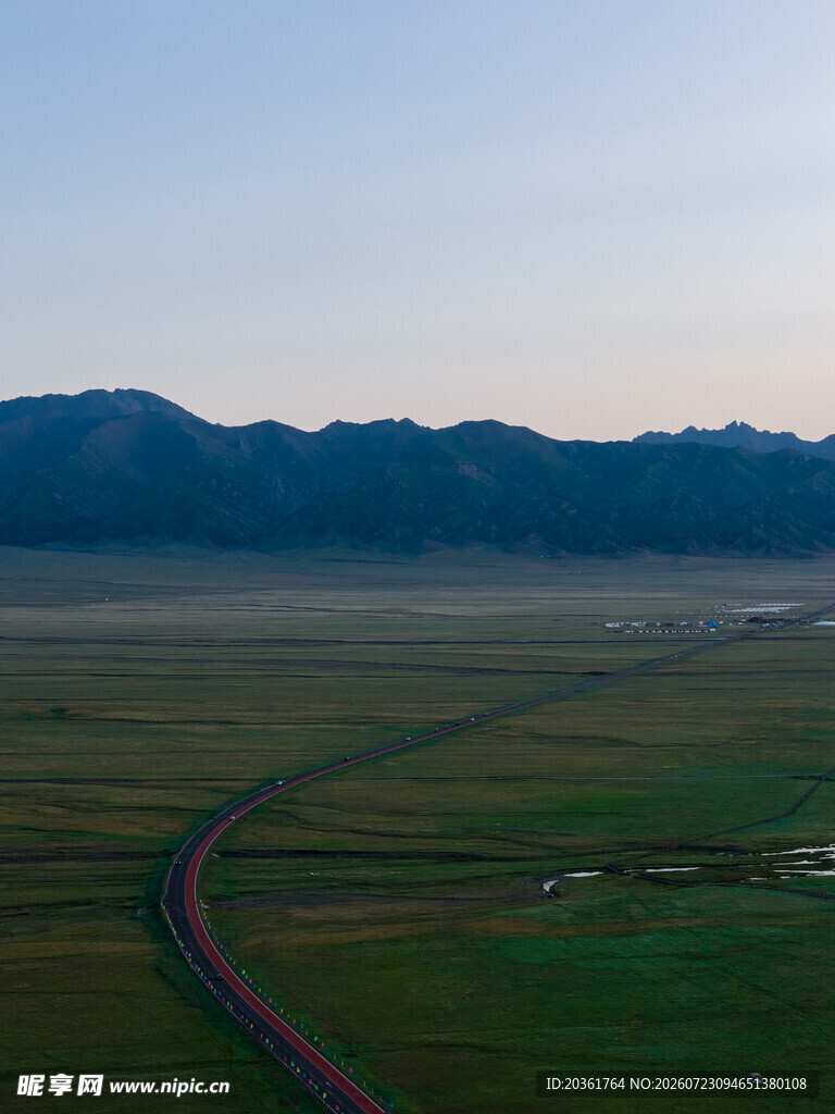 草原公路与远山美景