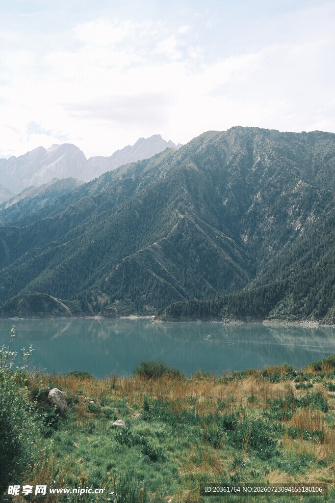 山间湖泊美景