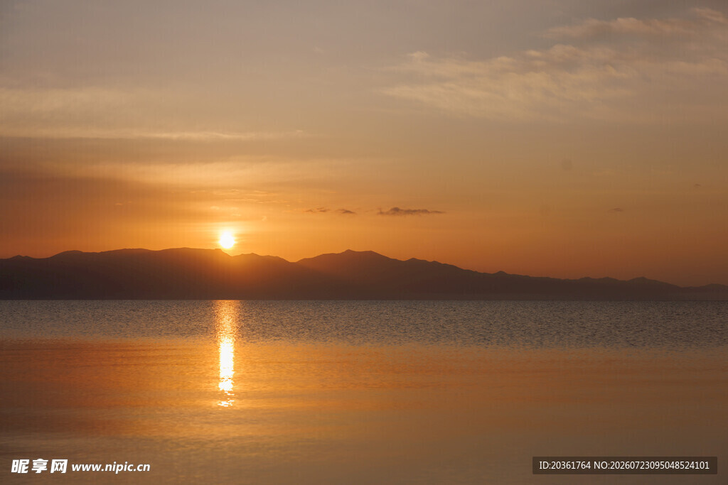 夕阳下的湖面美景
