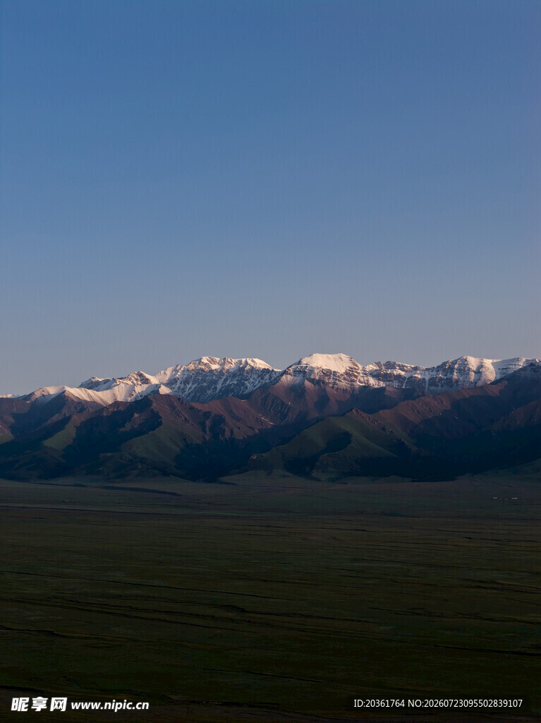 壮丽雪山远景