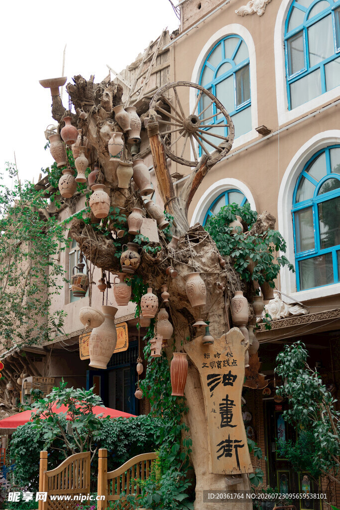 独特艺术风建筑旁的雕塑树