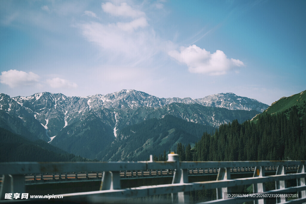 山间公路旁的壮丽雪山景