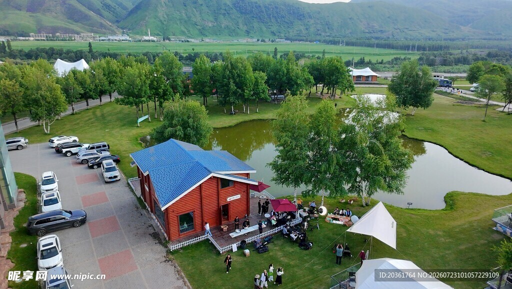 乡村红顶小屋及周边风景