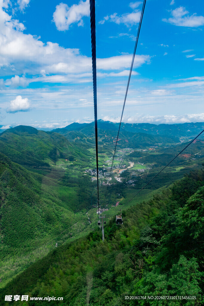 高空缆车穿梭于青山之间
