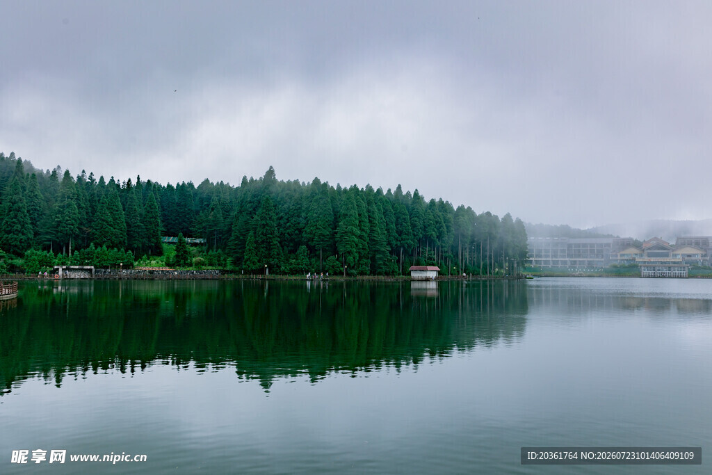 雾中静谧湖景