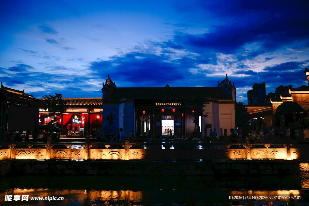 夜幕下的中式建筑水景