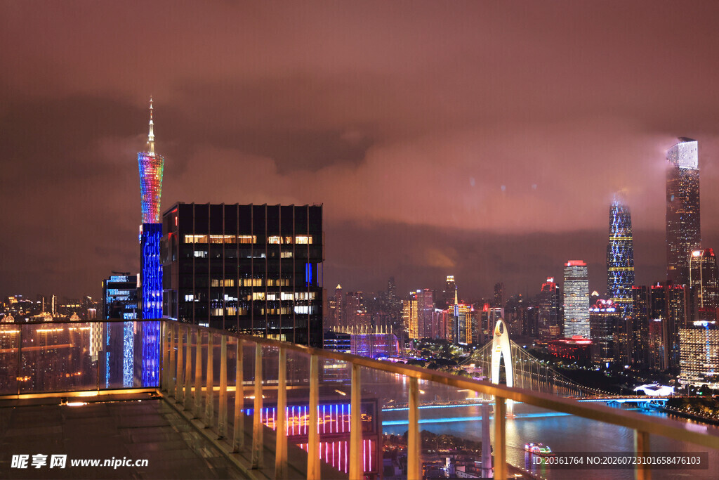 城市璀璨夜景俯瞰