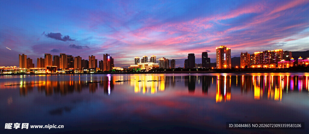 城市湖畔绚丽黄昏夜景