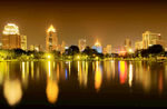 城市夜景湖面倒影美景