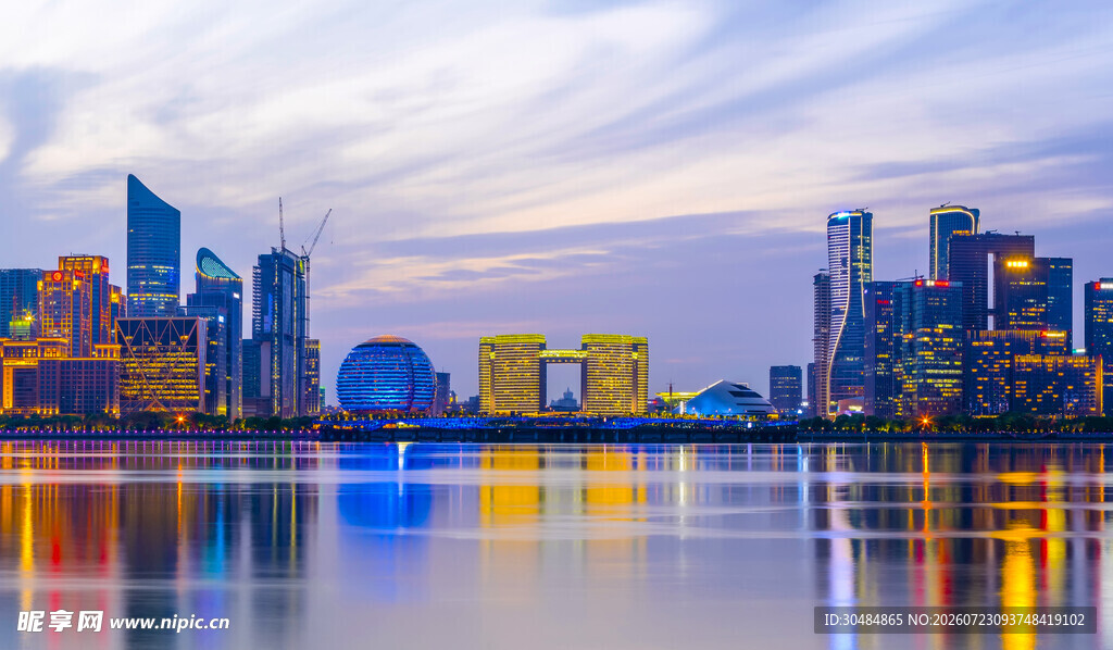 城市湖畔璀璨夜景