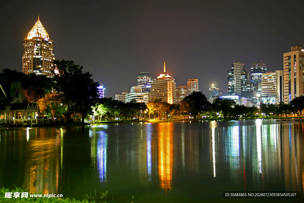 城市湖畔璀璨夜景