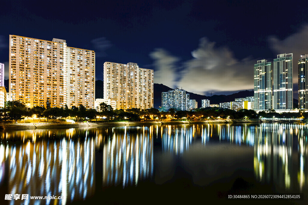城市湖畔璀璨夜景