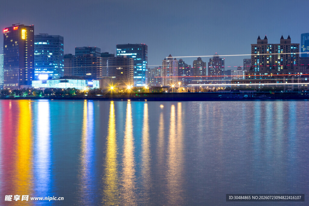 城市夜景下的静谧水面