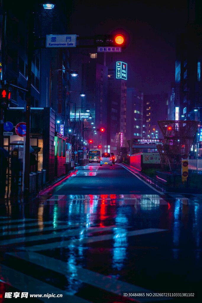 雨夜都市霓虹街头景象