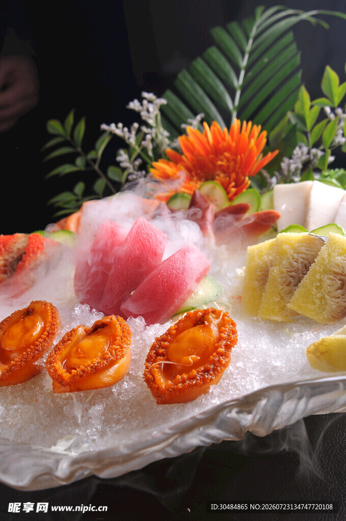 精致刺身拼盘美食展示