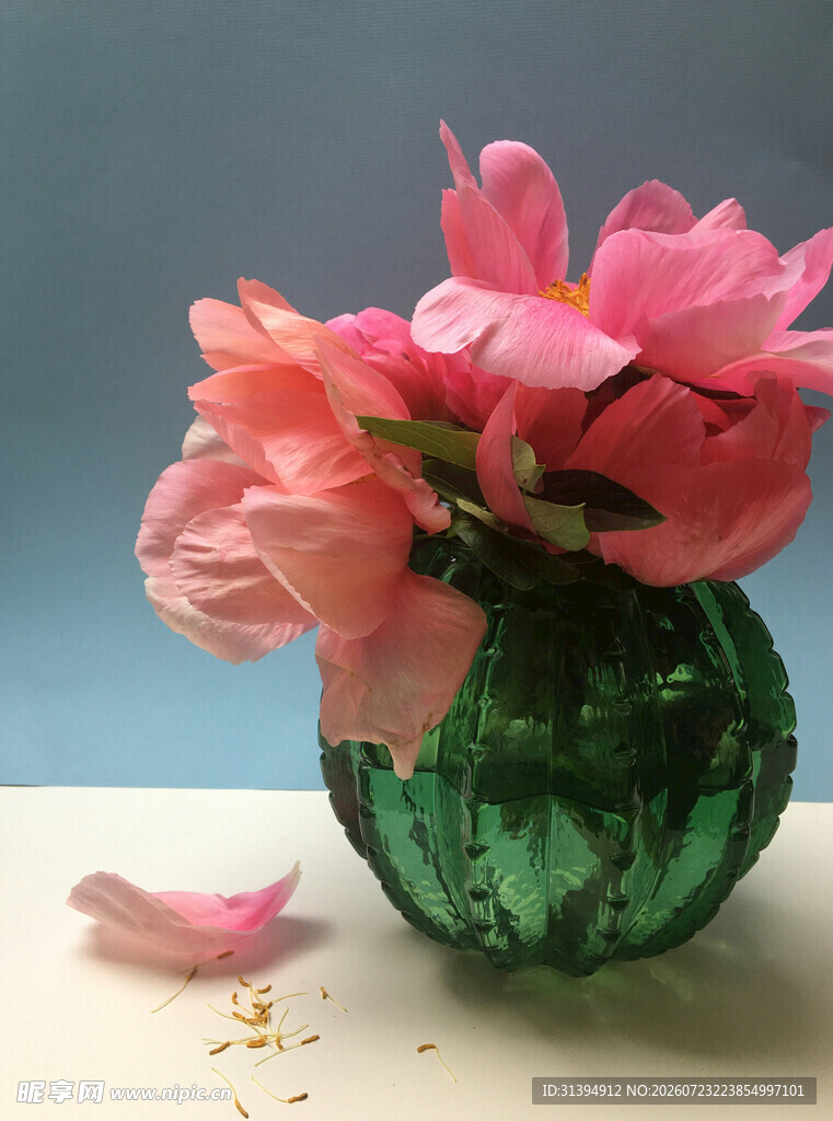 绿瓶中绽放的柔美粉色花朵