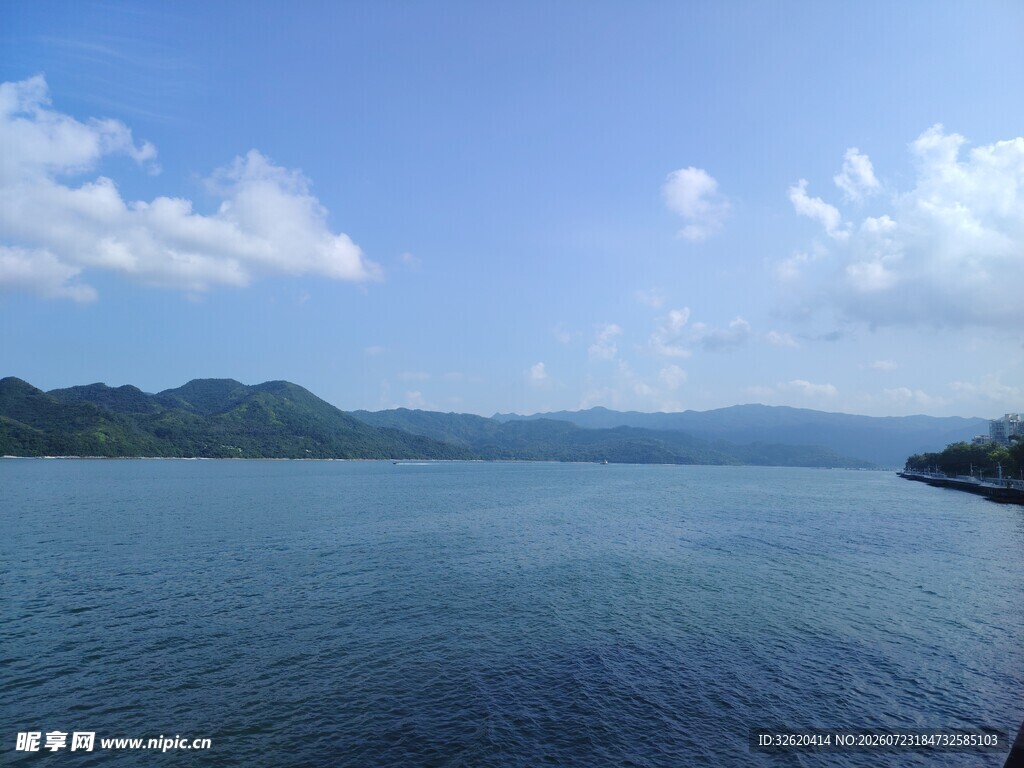 宁静湖景与远山蓝天