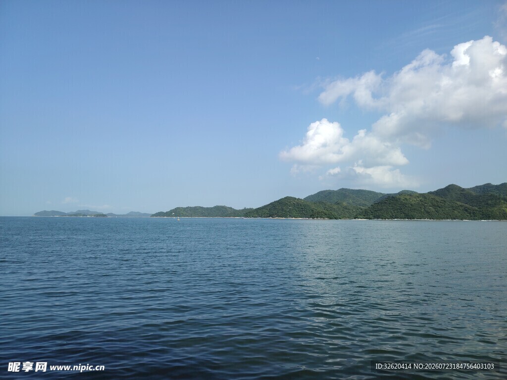 碧海蓝天中的静谧海岸线