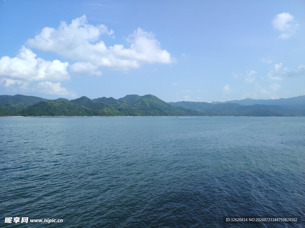 宁静湖景与远处山峦
