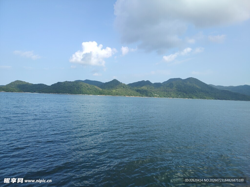 宁静湖景与远处山峦