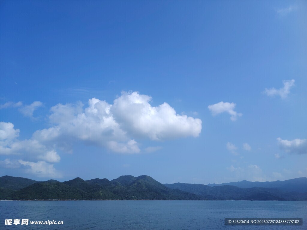 蓝天碧水间的美丽景致