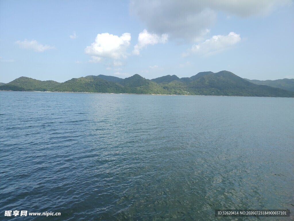 宁静湖水与远处山峦