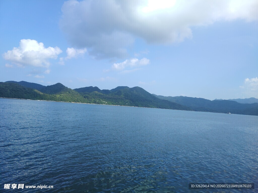 辽阔湖面与远处山峦美景