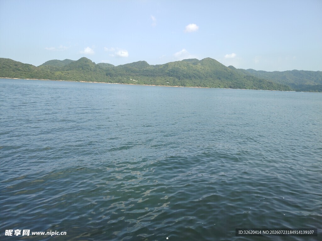 宁静湖面与远处山峦