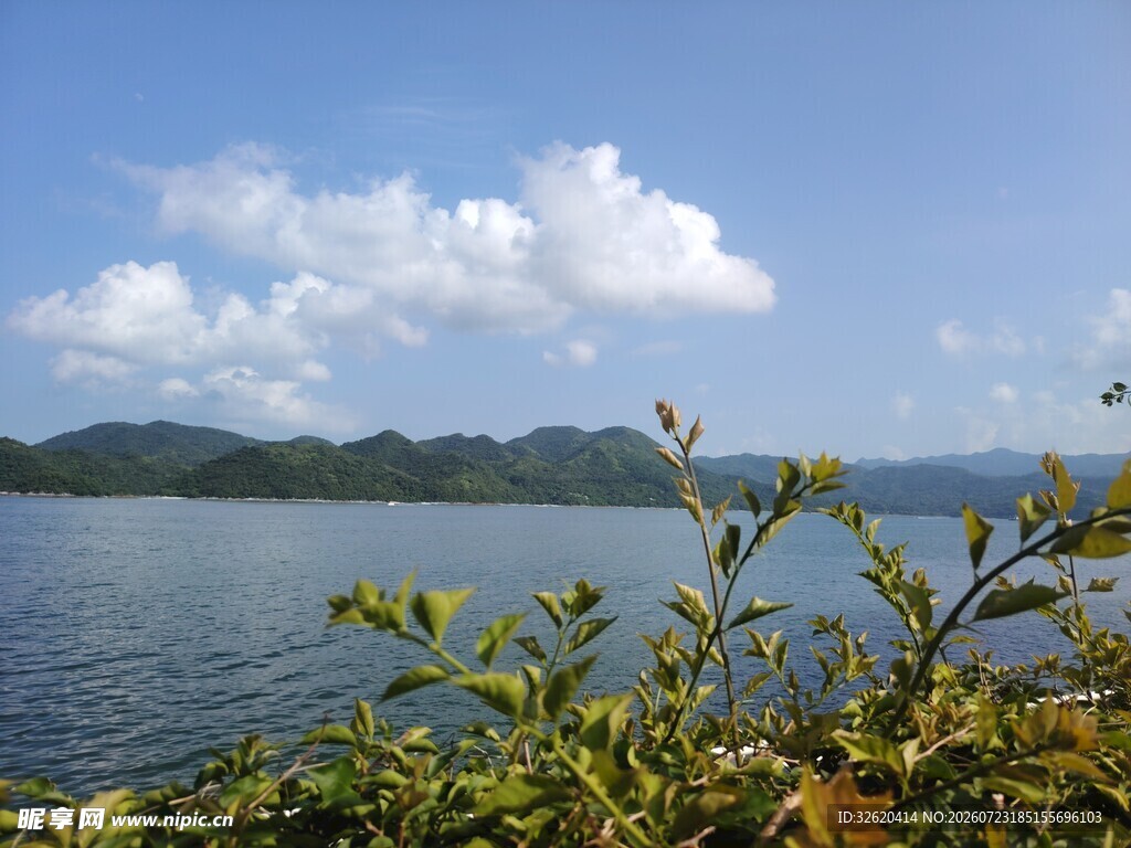 湖畔青山美景