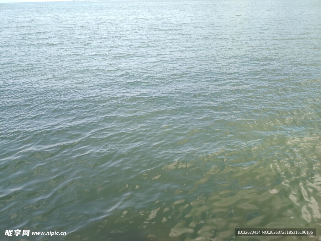 平静海面的美丽波纹