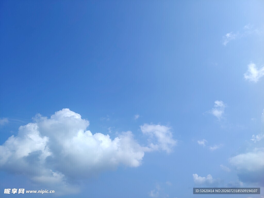 晴朗蓝天飘着朵朵白云