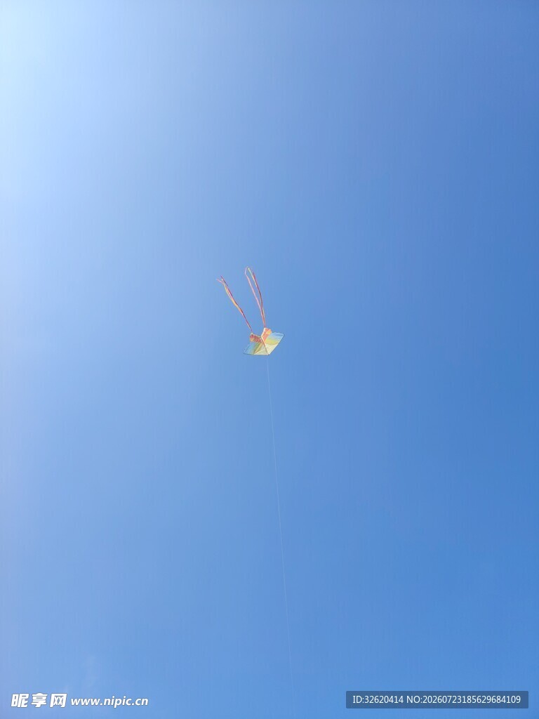 蓝天下飞翔的彩色风筝