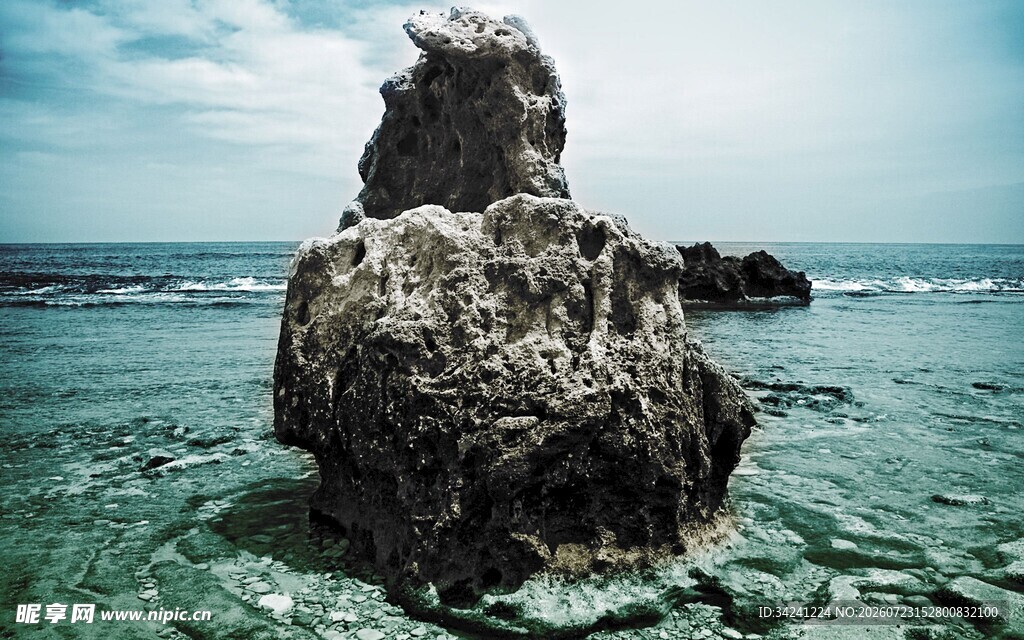 海中孤石碧海蓝天之景