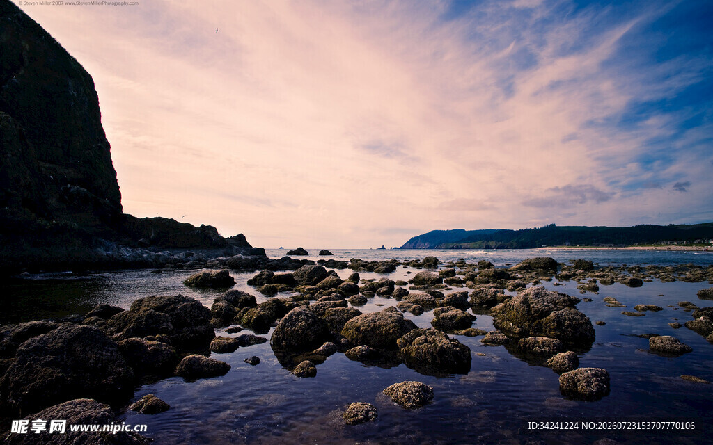 海边黄昏礁石美景