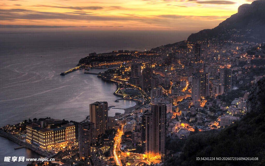 黄昏下的城市海岸美景