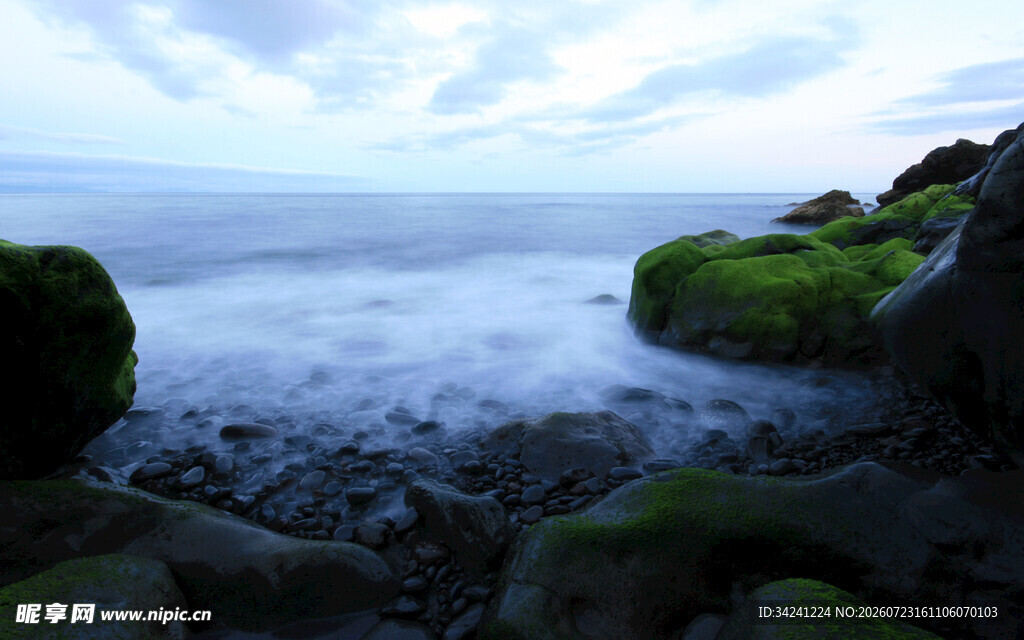 海边覆绿苔的岩石风景